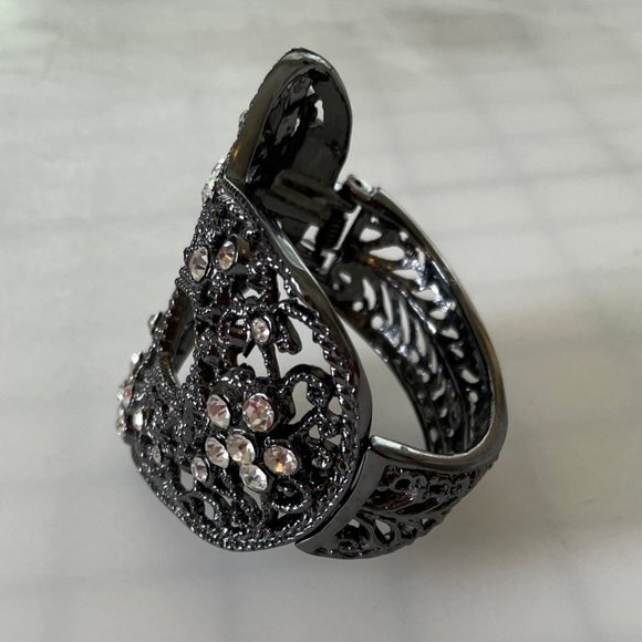 Like new! Metal & rhinestone heart bracelet - Picture 6 of 7